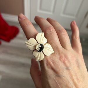 4/$100 bone brutalist carved Elegant Cream Floral Ring size 7 US 💛